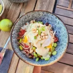 Bowl Buddha che offre un’esplosione di sapori, Mango, Edamame e Riso al Gelsomino