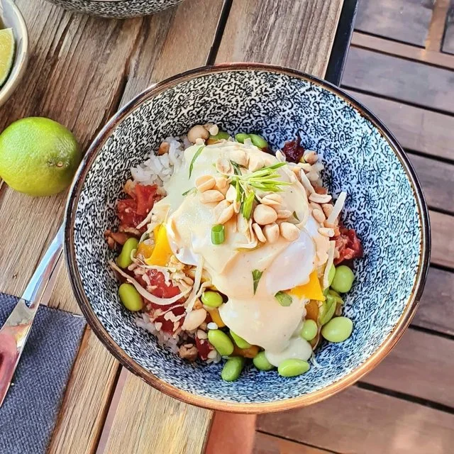 Bowl Buddha che offre un&rsquo;esplosione di sapori, Mango, Edamame e Riso al Gelsomino