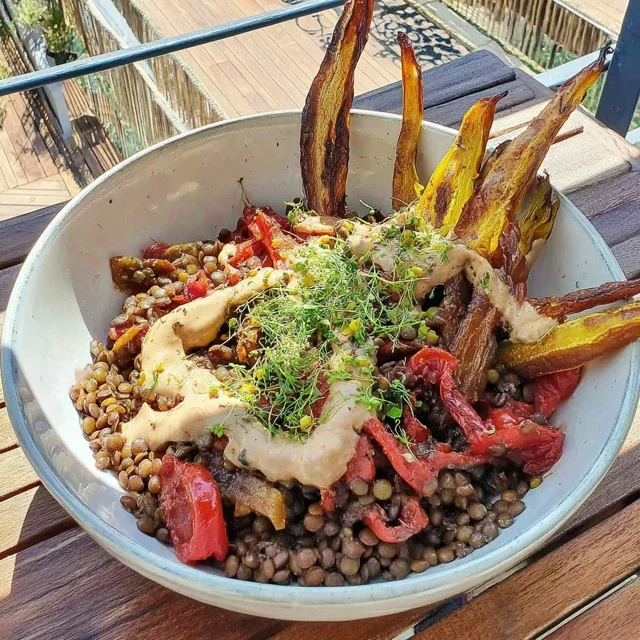 Bowl di Lenticchie, Verdure Arrostite e Tahini