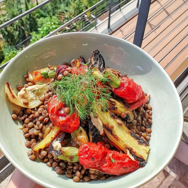 Bowl di Lenticchie, Verdure Arrostite e Tahini