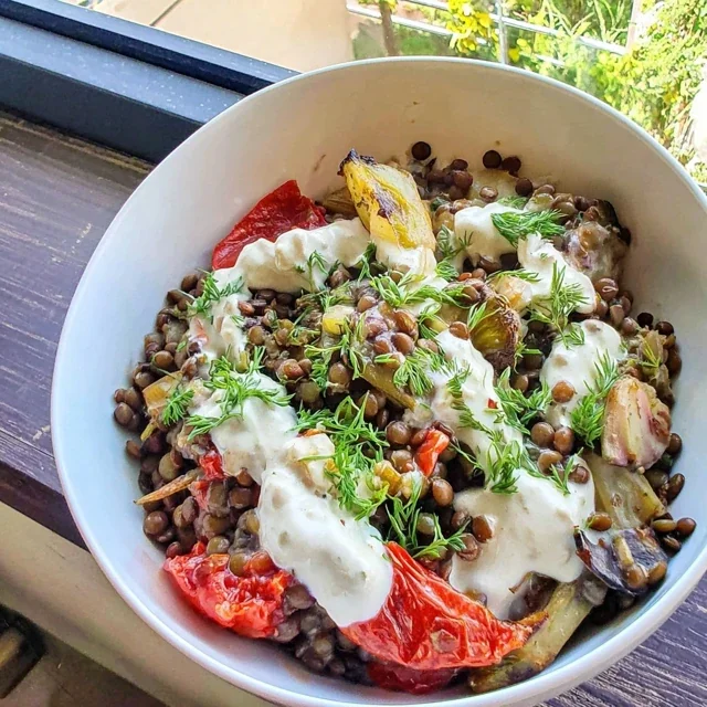 Bowl di Lenticchie, Verdure Arrostite e Tahini
