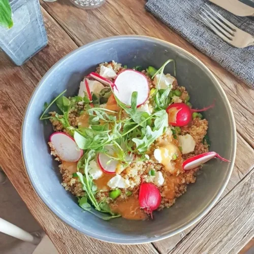 Bowl di Quinoa con Ravanelli, Piselli e Feta su un tavolo