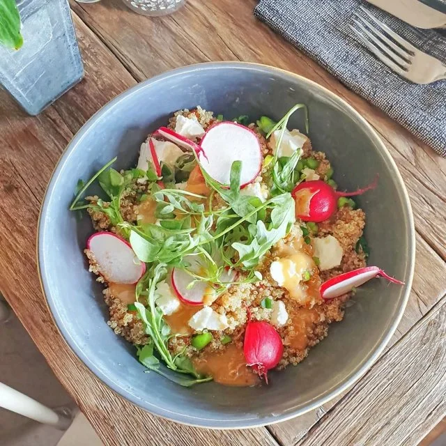 Bowl di Quinoa con Ravanelli, Piselli e Feta