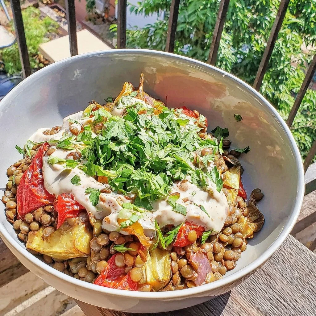 Bowl Salutari di Lenticchie e Verdure Arrostite con Salsa Tahini