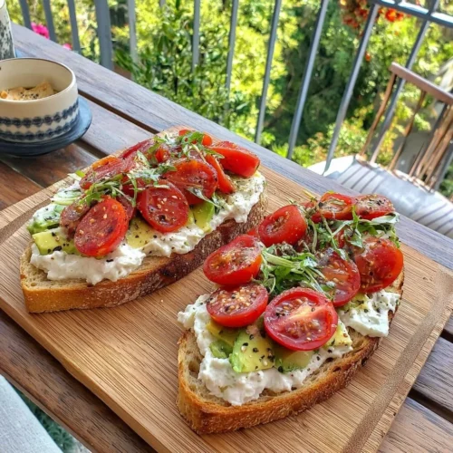 Bruschette con crema di avocado e pomodorini servite su un piatto
