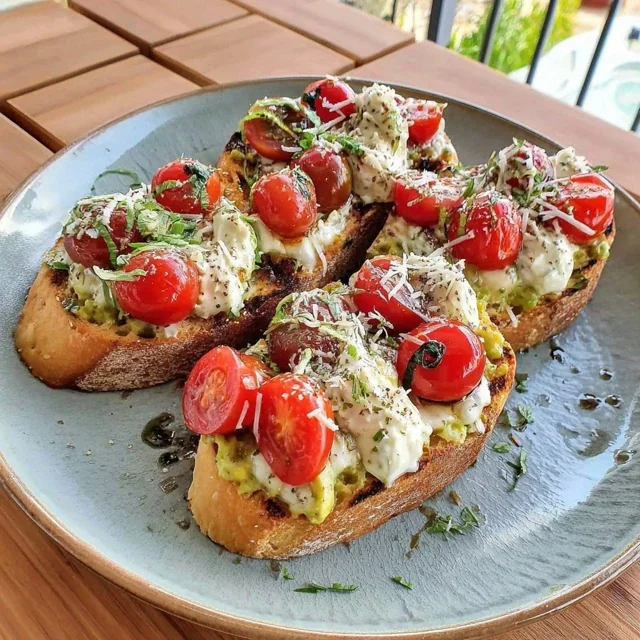 Bruschette con Crema di Avocado e Pomodorini
