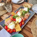 Cena tra amici, Piatto di Burrata, Pomodori e Cracker per una serata riuscita