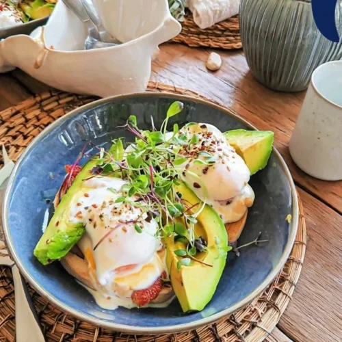 Ciotola di brunch energizzante con uova in camicia e avocado