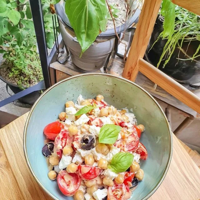 Insalata Deliziosa di Ceci Arrosto con Pomodori e Feta