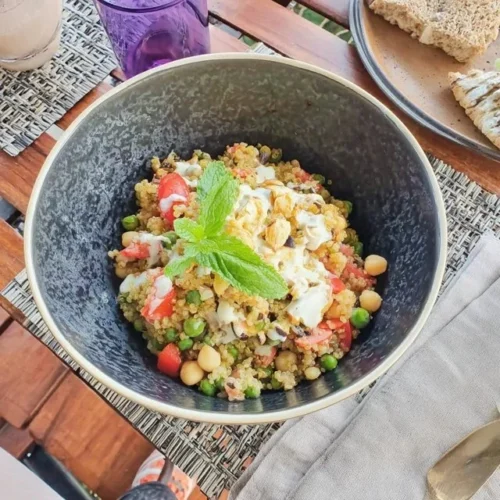 Insalata di quinoa con piselli e menta, piatto fresco e salutare
