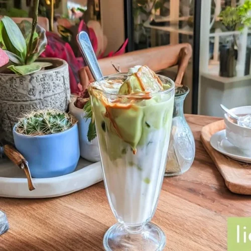 Latte Matcha Freddo al Latte di Cocco servito in un bicchiere con ghiaccio