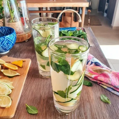 Limonata fatta in casa con menta e cetriolo in un bicchiere