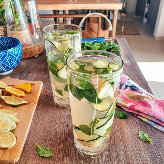 Limonata fatta in casa con menta e cetriolo in un bicchiere