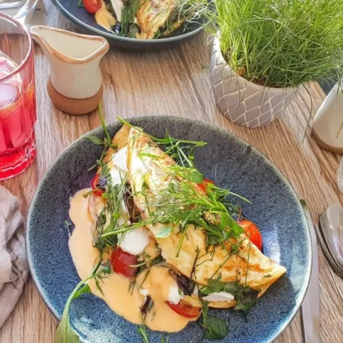 Omelette golosa alle erbe fresche con formaggio di capra