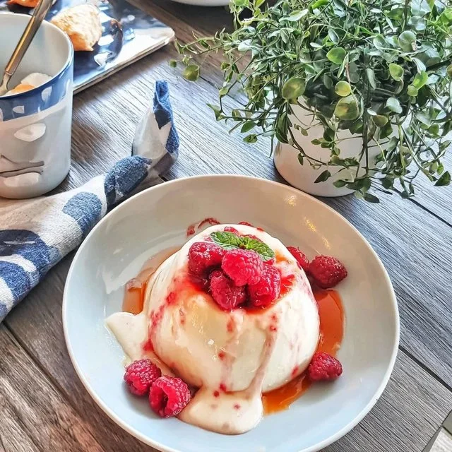 Panna Cotta alla Vaniglia con Coulis di Lampone, Un Dessert Leggero e Gustoso