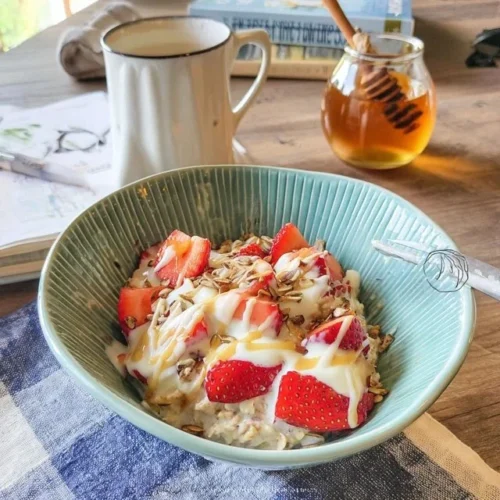 Porridge notturno con fragole fresche e semi di lino per una colazione sana.