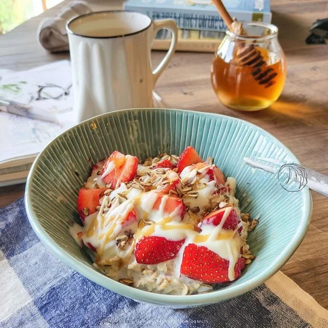 Porridge Notturno con Fragole e Semi di Lino, La Ricetta Perfetta per una Colazione Nutritiva