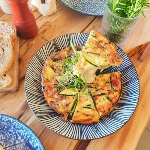 Frittata con zucchine e erbe fresche pronta da servire.