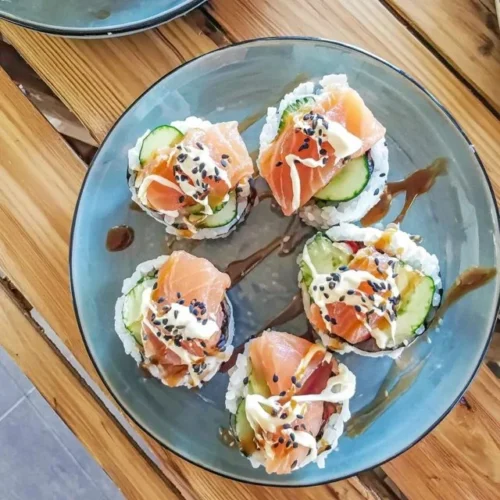 Maki al Salmone con cetriolo e sesamo, piatto giapponese fatto in casa.