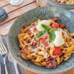 Ricetta di Pasta Fredda con Pomodori Secchi e Mozzarella