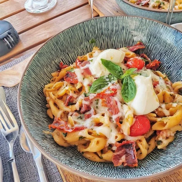Ricetta di Pasta Fredda con Pomodori Secchi e Mozzarella