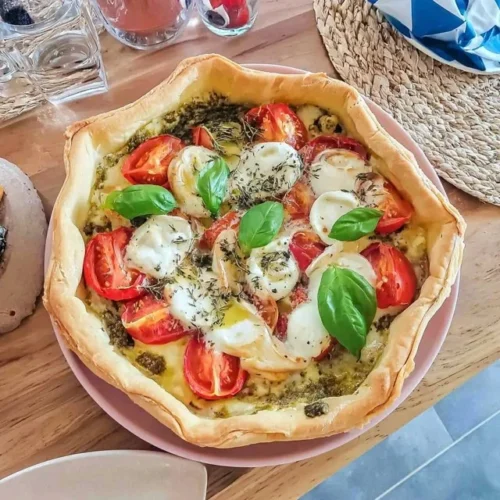 Tarte Soleil al Pesto e Mozzarella, un antipasto delizioso e creativo.