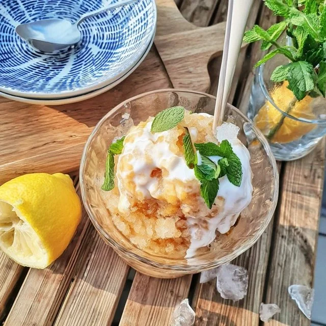Ricetta Facile di Granita al Limone e Menta Fresca per un&rsquo;Estate Rinfrescante