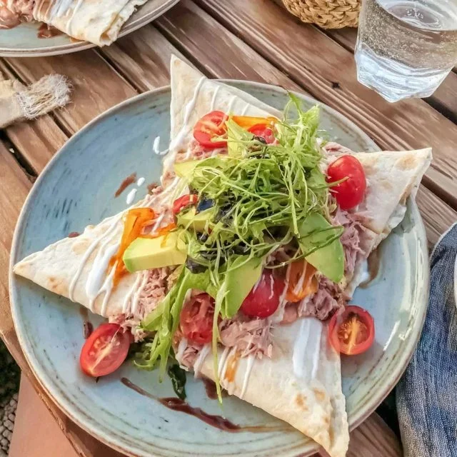 Ricetta Gustosa di Piadina al Tonno, Avocado e Pomodori
