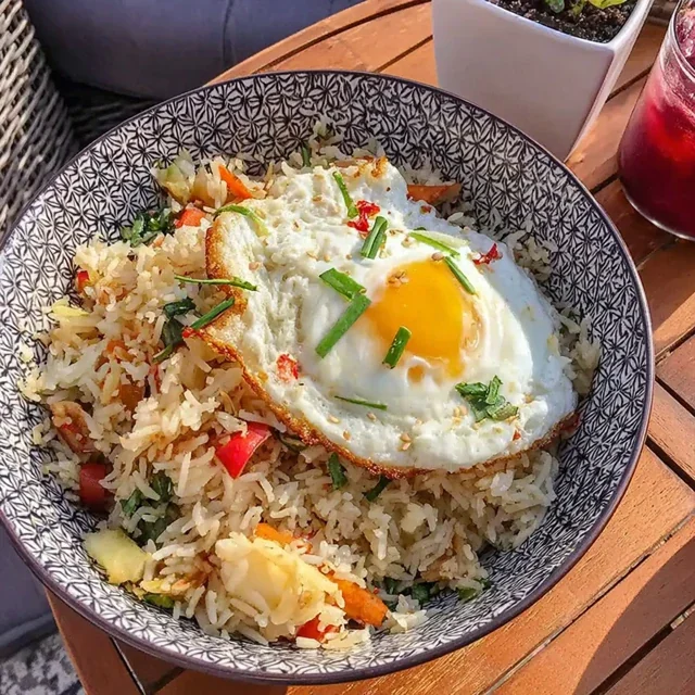 Riso Saltato con Verdure e Uovo — Cena Veloce