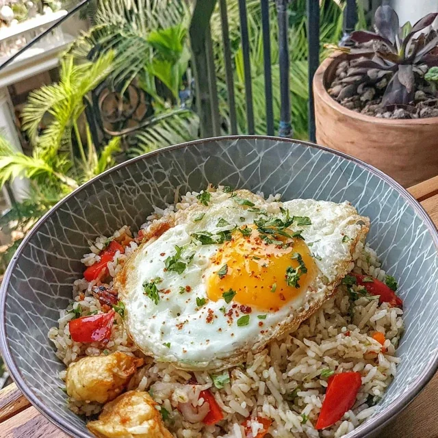 Riso Saltato con Verdure e Uovo — Cena Veloce