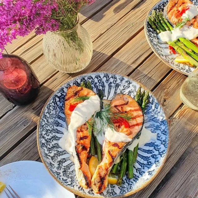 Salmone alla griglia con steak, asparagi e salsa yogurt-aneto, una ricetta facile e deliziosa