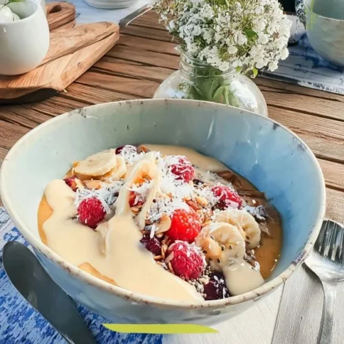 Smoothie bowl tropicale con mango, banana e semi di chia per colazione nutriente.