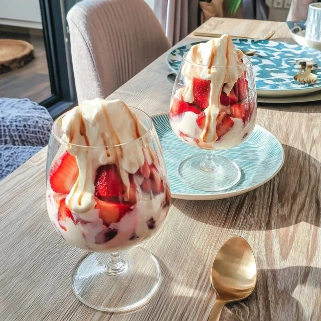 Verrine di Fragole Delicate con Panna Montata al Limone