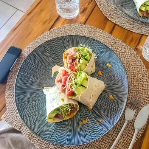 Wrap Leggero con Tonno, Avocado e Cetriolo pronto per essere gustato.