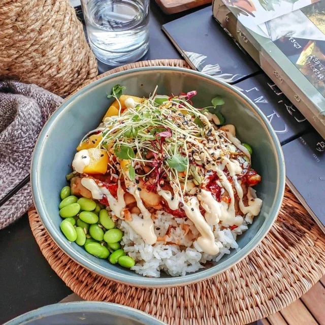 Bowl Buddha che offre un'esplosione di sapori, Mango, Edamame e Riso al Gelsomino