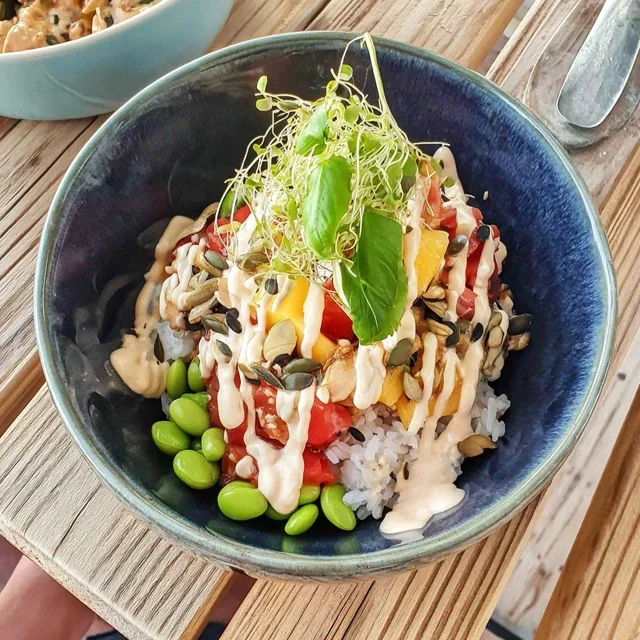 Bowl Buddha che offre un'esplosione di sapori, Mango, Edamame e Riso al Gelsomino