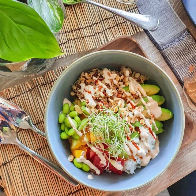 Bowl Buddha che offre un'esplosione di sapori, Mango, Edamame e Riso al Gelsomino