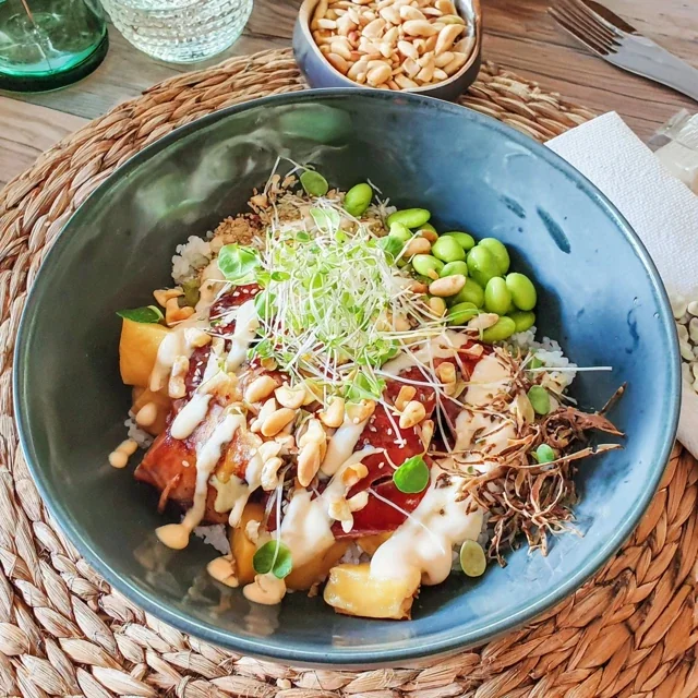 Bowl Buddha che offre un'esplosione di sapori, Mango, Edamame e Riso al Gelsomino