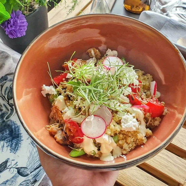 Bowl di Quinoa con Ravanelli, Piselli e Feta