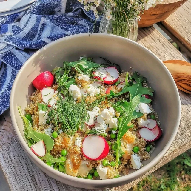 Bowl di Quinoa con Ravanelli, Piselli e Feta