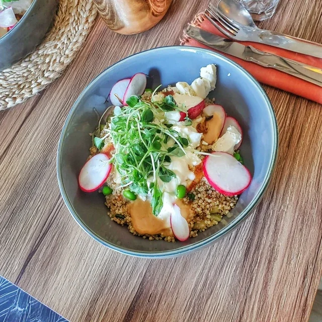 Bowl di Quinoa con Ravanelli, Piselli e Feta