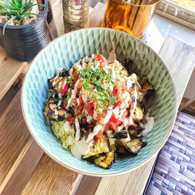 Bowl di Riso con Verdure Grigliate e Salsa Tahini