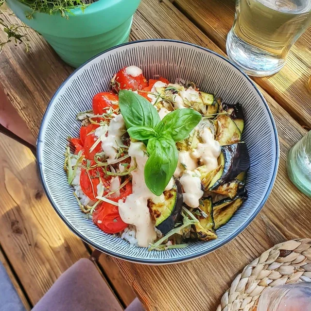 Bowl di Riso con Verdure Grigliate e Salsa Tahini