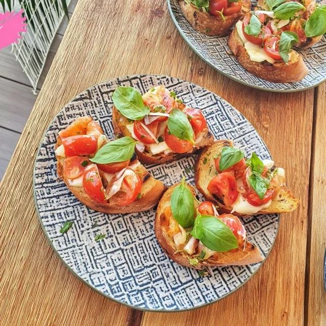 Bruschetta con pomodorini e basilico fresco, la ricetta imperdibile