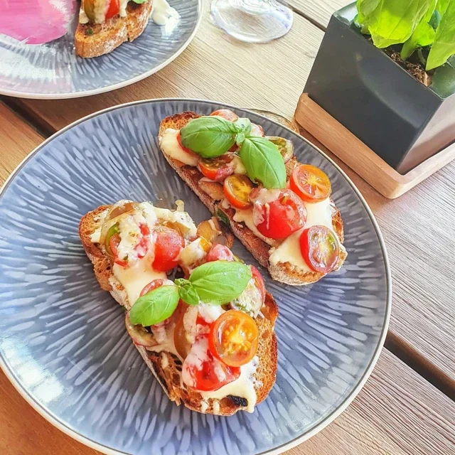 Bruschetta con pomodorini e basilico fresco, la ricetta imperdibile