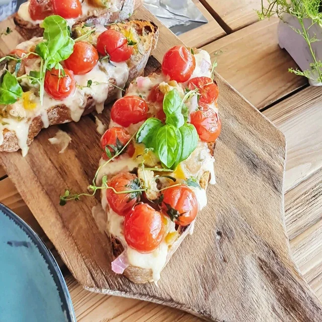 Bruschetta con pomodorini e basilico fresco, la ricetta imperdibile