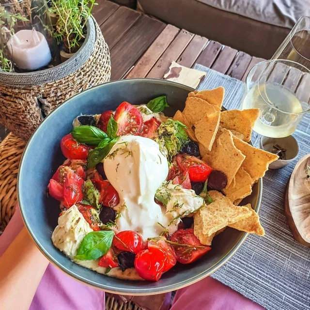 Cena tra amici, Piatto di Burrata, Pomodori e Cracker per una serata riuscita