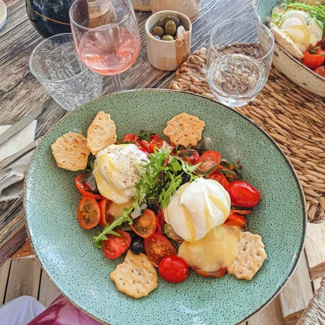 Cena tra amici, Piatto di Burrata, Pomodori e Cracker per una serata riuscita