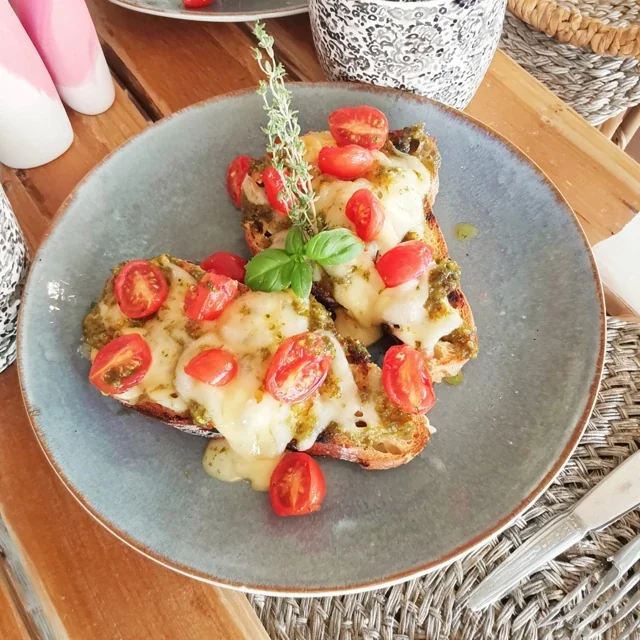 Crostini al Pesto e Pomodorini