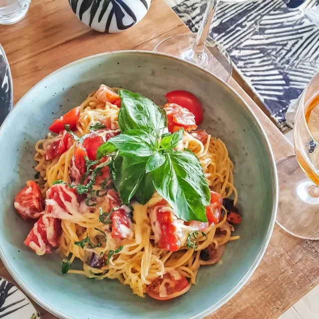 Deliziose Pasta al Pomodoro Fresco e Basilico, Ricetta Autentica Italiana